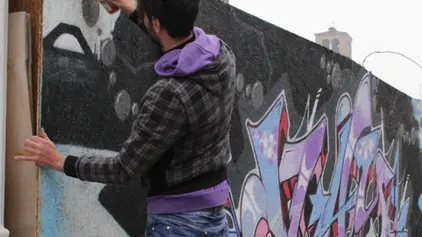 Il writer Clay 021 dipinge le pareti del futuro spazio M9 a Mestre
