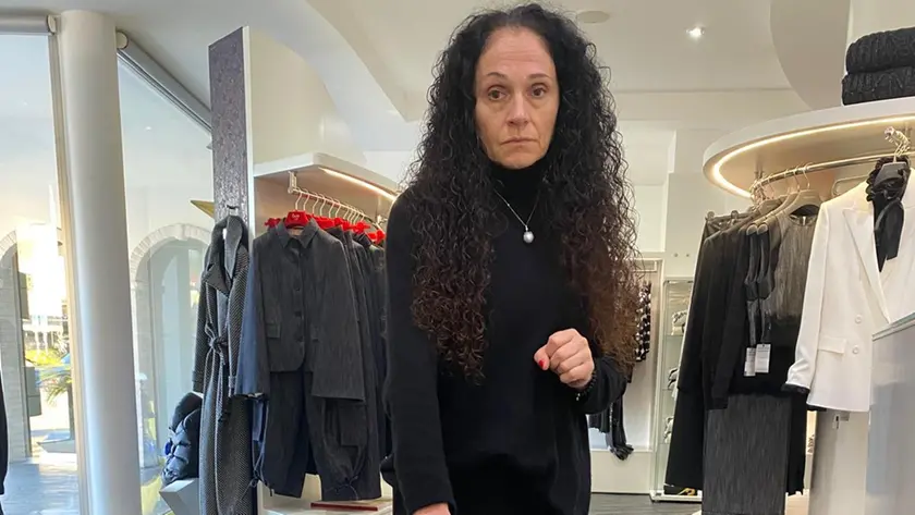 Annalisa Bortolotto con una borsa simile a quella che le è stata rubat