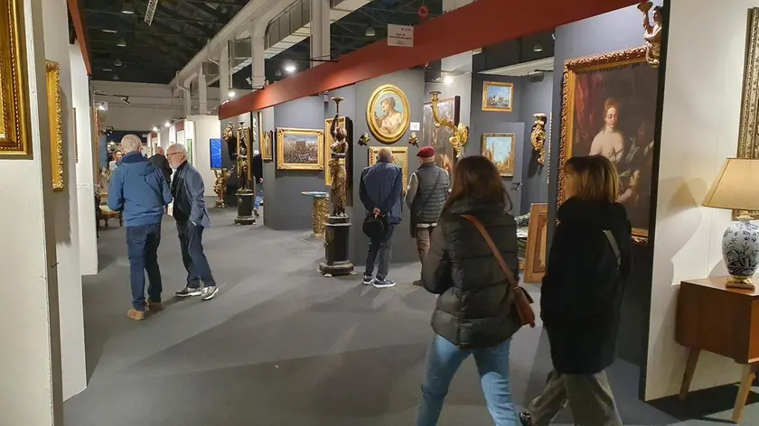 Il pubblico tra gli stand della mostra mercato Antiquaria