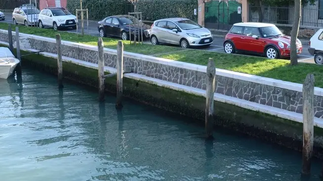 INTERPRESS/GF.TAGLIAPIETRA. 28.01.2014.- LIDO DI VENEZIA, RITROVATO CADAVERE NEL CANALE ANTISTANTE A VIA LOREDAN.