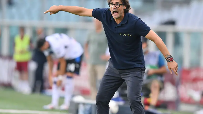 epa11564719 Torino coach Paolo Vanoli reacts during the Italian Serie A soccer match Torino FC vs Atalanta Bergamasca Calcio at the Olimpico Grande Torino Stadium in Turin, Italy, 25 August 2024. EPA/ALESSANDRO DI MARCO