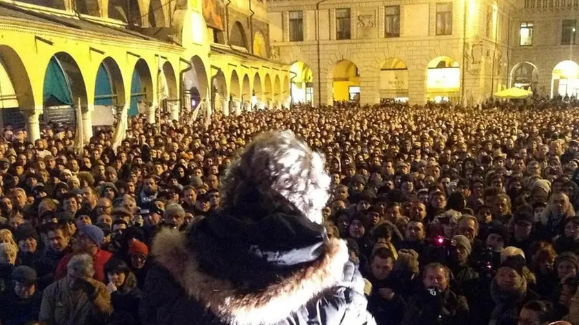 Il leader del Movimento 5 Stelle, Beppe Grillo, durante il suo comizio a Padova, 6 febbraio 2013. ANSA/FACEBOOK +++ NO SALES, EDITORIAL USE ONLY +++