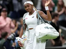 epa11465971 Coco Gauff of the US greets the crowd as she leaves the pitch after losing to Emma Navarro of the US (unseen) during their round of 16 match at the Wimbledon Championships, Wimbledon, Britain, 07 July 2024. EPA/ADAM VAUGHAN EDITORIAL USE ONLY