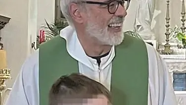 Il piccolo Marco durante la celebrazione