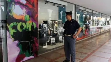 MEGASTORE. La parete colorata utilizzata per «tappare la falla» sulla vetrina di Coin. L’altra notte il grande magazzino di via Altinate è stato preso di mira dai predoni. Sotto il titolo, la paratia assicurata con una catena, dopo il sopralluogo effettuato dalla polizia