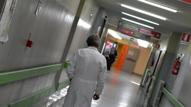 L' interno dell'ospedale Lotti di Pontedera fotografato questa mattina 19 dicembre 2011. Giornata di possibili disagi negli ospedali per l'adesione allo scipero del pubblico impiego di medici e infermieri: a rischio visite specialistiche, esami diagnostici e interventi chirurgici non urgenti, mentre saranno garantite le attività di Pronto soccorso, 118 e gli interventi urgenti. ANSA/STRINGER