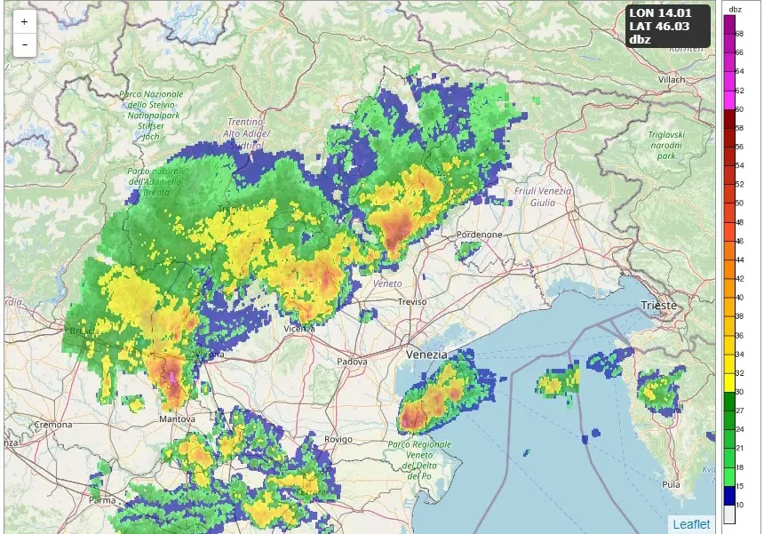 Immagine elaborata dai radar Arpav intorno alle ore 2.30 (legali) di domenica 11 ottobre. Si notano vari rovesci e temporali sulla pedemontana trevigiana, in particolare a Follina, Chioggia e su Valeggio sul Mincio
