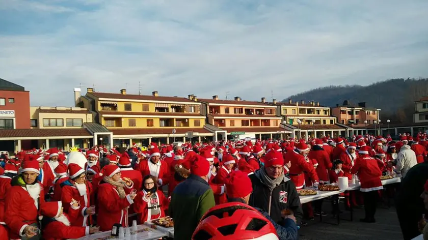 Un momento del ristoro dei Babbi Natale