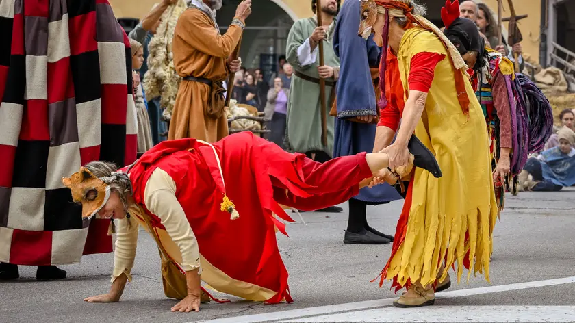 Alcuni figuranti del corteo storico della Giostra (foto Zangirolami)