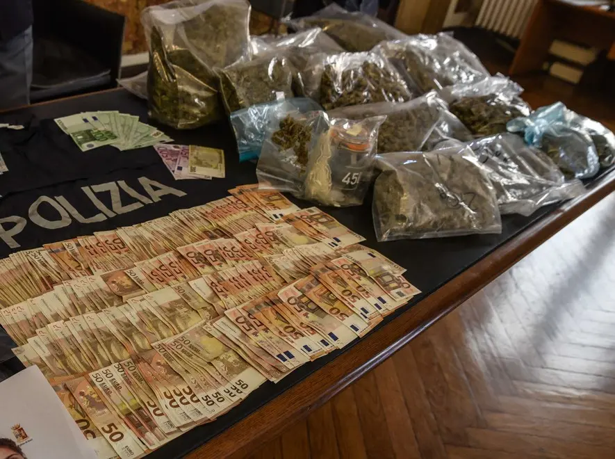 I soldi e la droga sequestrati