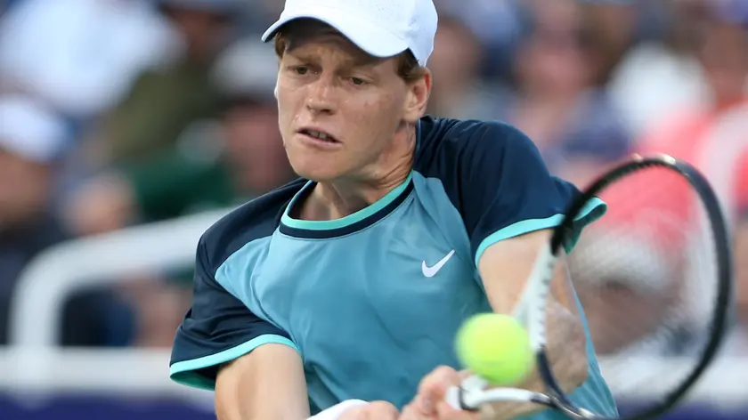 epa11554682 Jannik Sinner of Italy in action against Alexander Zverev of Germany during the semi-final round of the Cincinnati Open at the Lindner Family Tennis Center in Mason Ohio, USA, 18 August 2024. EPA/MARK LYONS
