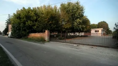 il capannone di via Castello che gli islamici stanno acquistando per spostarvi il proprio centro culturale