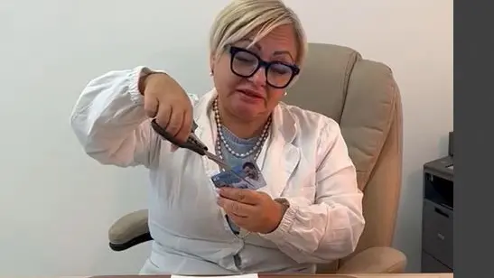 La dottoressa Bordin mentre straccia la tessera della Lega