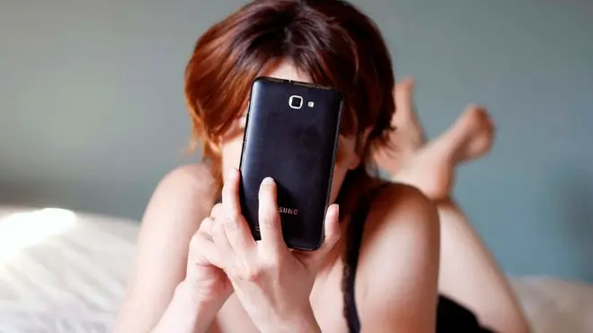 FERRO - RAGAZZA CON CELLULARE