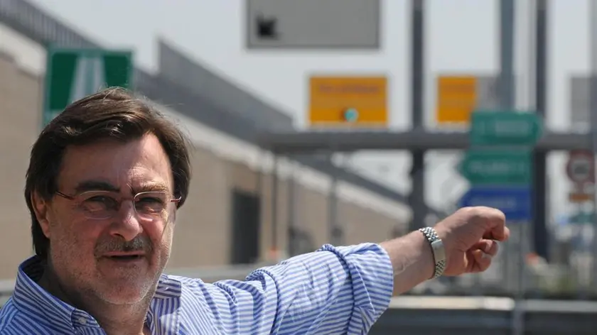 L' assessore regionale ai Lavori Pubblici Renato Chisso, in una foto di repertorio del 2 agosto 2009, in visita al passante di Mestre. ANSA/ANDREA MEROLA