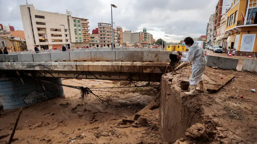 epa11756317 A man works in cleaning of Poio Ravine in the town of Paiporta, Valencia, eastern Spain, 04 December 2024. The cleaning works of Poio ravine started on 04 December between the towns of Paiporta and Picanya, after the floods triggered by the DANA (high-altitude isolated depression) weather phenomenon on 29 October. EPA/BIEL ALINO