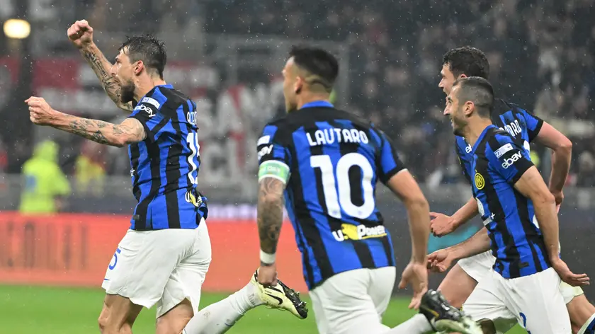 Inter Milan’s defender Francesco Acerbi (L) celebrates after scoring during the Italian Serie A soccer match between Ac Milan and Inter Milan at the Giuseppe Meazza stadium in Milan, Italy, 22 April 2024. ANSA/DANIEL DAL ZENNARO
