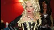 La drag queen padovana Priscilla Splendor, al centro l’attrice erotica Vittoria Risi che si cimenta col più casto spogliarello stile Burlesque, sotto Johnny Depp in una scena di Alice nel Paese delle meraviglie