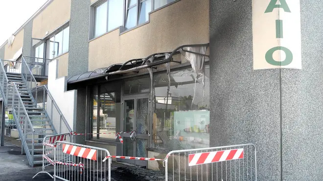Monselice, 15 Apr 2013 Incendio con distruzione della vetrata alla parafarmacia del dott. Natalicchio al Dipiu' verso Ca' Oddo. ph. Zangirolami