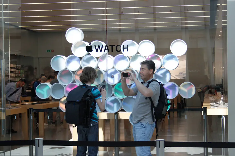 Agenzia Candussi. giornalista: costa. Nave De Vero, fila di clienti per acquistare il nuovo Appel Watch presso Apple store.