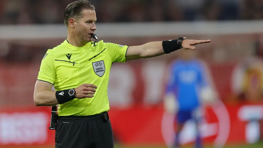 epa11285231 Dutch referee Danny Makkelie reacts during the UEFA Champions League quarter final, 2nd leg match between Bayern Munich and Arsenal in Munich, Germany, 17 April 2024. EPA/RONALD WITTEK