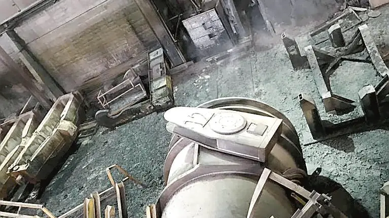 La siviera (secchia di colata o caldaia di colata) che contiene il metallo fuso, sul luogo dell'incidente nello stabilimento delle Acciaierie Venete a Padova, 13 maggio 2018. L'incidente alle Acciaierie Venete si è verificato durante la fase di spostamento del contenitore di acciaio fuso stamattina, intorno alle 7,50. In quel momento si è rotto il perno di un contenitore da cui sono partiti schizzi di acciaio a circa 1600 gradi che hanno investito i quattro operai..ANSA