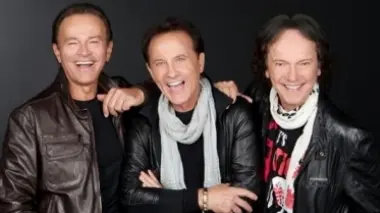 Lo storico trio dei Pooh composto da Red Canzian Roby Facchinetti (anche nella foto a centro pagina) e Dodi Battaglia Domani sera chiuderanno il loro tour dei record ad Este