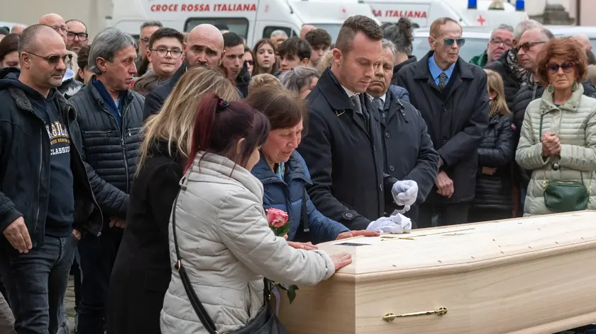 Il dolore dei familiari sul feretro di Sara Buratin (foto Zangirolami)