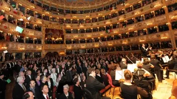 Uno dei momenti più suggestivi del concerto Tricolore andato in scena alla Fenice mercoledì sera diretto dal maestro Alvise Casellati A centro pagina: sopra una immagine del film Senso di Visconti E lo stesso lancio di volantini ripetuto mercoledì
