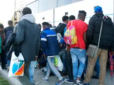 STIEVANO - AG.ZANGIROLAMI - 05/11/2015 - ARRIVO DEI PROFUGHI ALL'EX BASE MILITARE DI SAN SIRO DI BAGNOLI.NELLA FOTO: i profughi prendono i loro effetti personali.PH ZANGIROLAMI