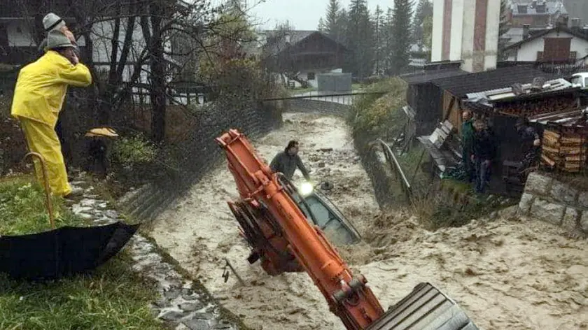 Il torrente Bigontina, ingrossato, spazza via una pala meccanica che stava ripulendo l'alveo, Cortina D'Ampezzo, 29 ottobre 2018. ANSA/NIVES MILANI