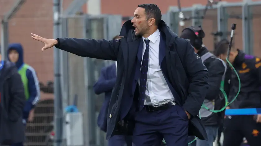 epa11738490 Fiorentina's coach Raffaele Palladino during the Italian Serie A soccer match Como 1907 vs Fiorentina at Giuseppe Sinigaglia stadium in Como, Italy, 24 November 2024. EPA/Roberto Bregani