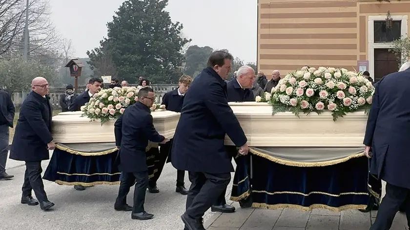 L’arrivo dei feretri di Bruna Mercedes Magro e di Nuccia Bazzarin (foto Piran)