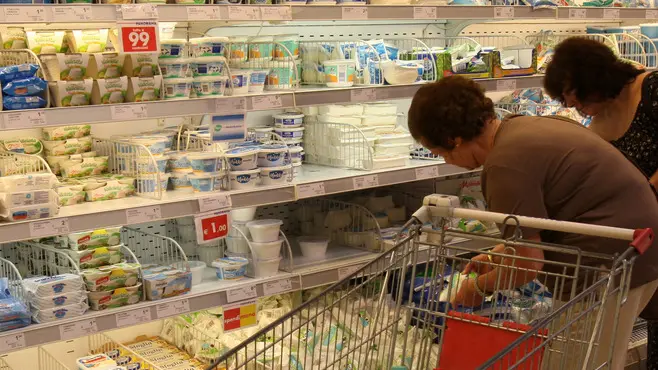 20080802 - PONTEDERA - PISA - FIN - CONSUMI:INFLAZIONE SVUOTA CARRELLO SPESA,VENDITE -0,7%. Una donna osserva i prezzi all' interno di un supermercato, oggi a Pontedera (Pisa). La corsa dell'inflazione fa indebolire la domanda dei prodotti che compongono il tradizionale carrello della spesa. Stando alle rilevazioni di Iri-Infoscan, che monitora oltre 7mila punti vendita tra ipermercati, supermercati ..e grandi negozi, nel bimestre maggio-giugno c'e' stata la prima flessione dei volumi di vendita dei prodotti di largo consumo confezionato, con un -0,7% rispetto al 2007. Era dal periodo gennaio-febbraio 2007 che, in termini di volumi, non si assisteva a un calo. Secondo la rilevazione ''il largo consumo sembra quindi ..avviarsi verso una fase recessiva''...ANSA/FRANCO SILVI/DRN