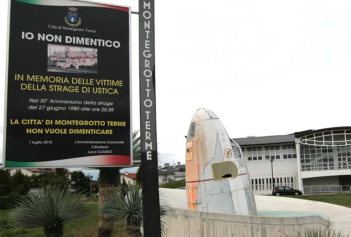 MALAMAN - FOTO PIRAN - MONTEGROTTO - MONUMENTO AEREO MEMORIA USTICA