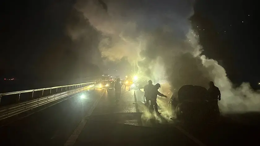 L'intervento dei vigili del fuoco in autostrada per domare l'incendio