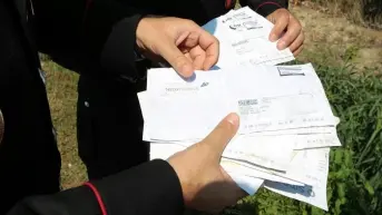 NUOVA SCOPERTA Un altro pacco di lettere cartoline e raccomandate (il secondo della serie) è stato trovato ieri dai carabinieri a Sarmeola A destra i militari con le ultime missive