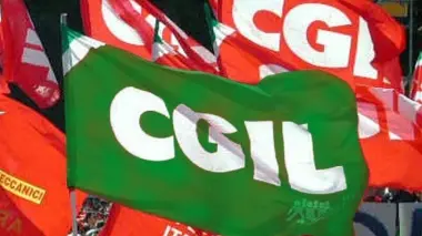 Una bandiera della Cgil simbolicamente colorata in verde: sono molti gli iscritti al sindacato che nel Veneto votano per il partito di Bossi