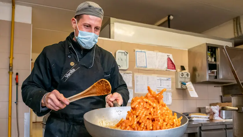 Monselice (PD), 18 febbraio 2021. Nuove disposizioni anti-covid al Catering Vanilla di Conselve. Nella Foto: un dipendente prepara la pasta