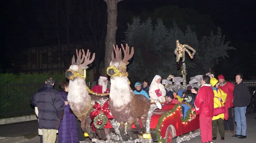 Una slitta di Babbo Natale ricreata su un'auto come quella fermata a Montegrotto (foto archivio)