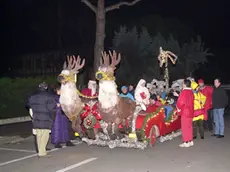 Una slitta di Babbo Natale ricreata su un'auto come quella fermata a Montegrotto (foto archivio)