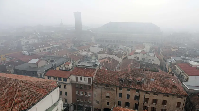 Il centro storico di Padova avvolto da una cappa di smog: l'inquinamento è tra i parametri della classifica