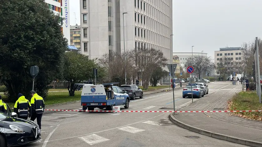 I rilievi della Scientifica e un cordone di studenti che assiste alle operazioni