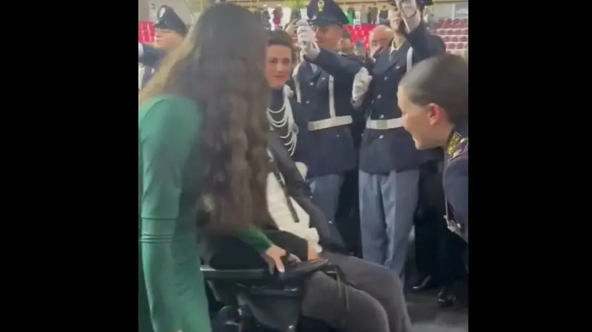 Un fotogramma del video che vede protagonista la poliziotta in servizio a Padova e il papà