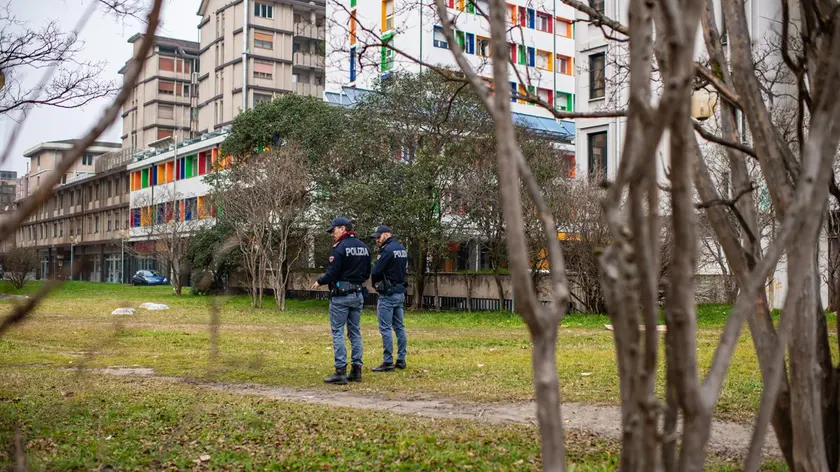 Agenti di polizia durante i rilievi sul luogo del tentato omicidio