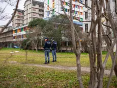 Agenti di polizia durante i rilievi sul luogo del tentato omicidio