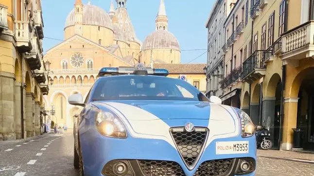 Un equipaggio della Squadra Volanti durante un controllo del centro