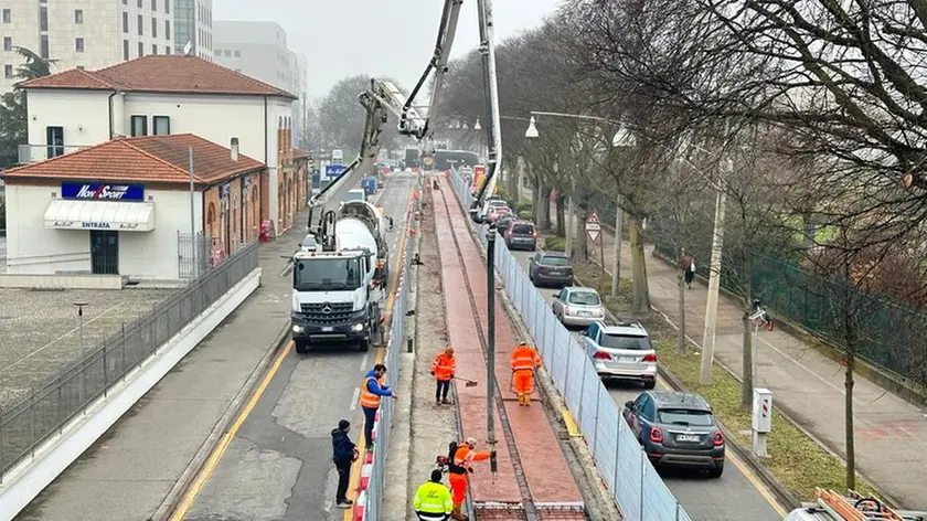 I lavori in corso ieri in via Venezia, davanti al parco d’Europa