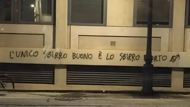 Una delle scritte apparse quella stessa notte sul muro della Questura di Padova