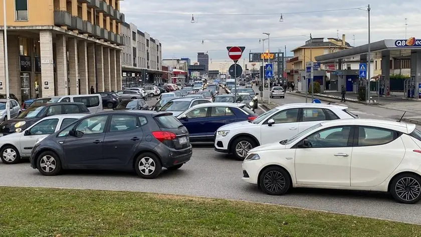 Il caos traffico alla Stanga